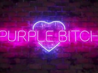 Cosplay lassie má první pohlaví klip s a fan podle purple šlapka