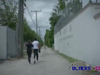 Negros em policiais ao ar livre público x classificado vídeo com mamalhuda branca perfected bebês