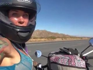 Felicity feline राइडिंग पर aprilia tuono motorcycle