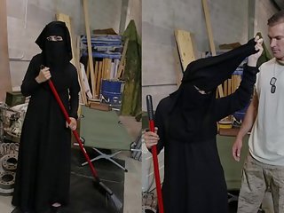 Wisata dari pantat - muslim wanita sweeping lantai mendapat noticed oleh cabul amerika tentara