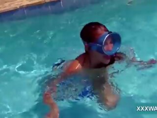 Stupendous bruna zoccola caramella swims sott’acqua