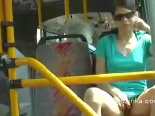 Zuzinka dotyka sama na za autobus