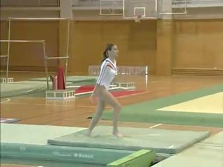 Claudia - टॉपलेस gymnastics