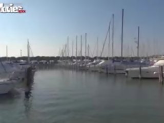 Alemana zorras amor público follando en un barco