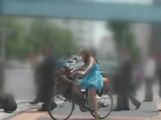 Asiática muñeca cabalgando la bike chorros todo su coño juices